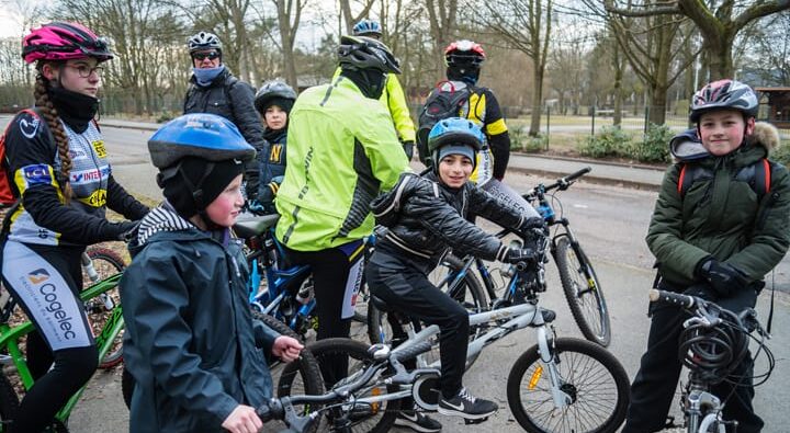 Des enfants sur leurs vélos